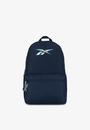 Zaino blu navy con tasca frontale con cerniera, tasche laterali in rete, maniglia superiore e logo Reebok iridescente sul davanti.