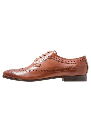 Brauner Herren-Brogueschuh aus Leder mit Flügelspitzen-Design, perforierten Details, Schnürverschluss und niedrigem gestapeltem Absatz.