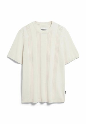 Kurzärmliger cremefarbener Strickpullover mit vertikalen strukturierten Streifen und rundem Ausschnitt, innen im Kragen mit der Aufschrift "ARMEDANGELS".