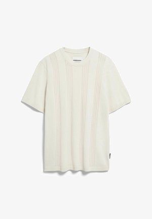 Kurzärmliger cremefarbener Strickpullover mit vertikalen strukturierten Streifen und rundem Ausschnitt, innen im Kragen mit der Aufschrift "ARMEDANGELS".