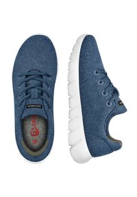 Blaue Filz-Sneaker mit weißen Gummisohlen, ausgestattet mit Textil-Schnürsenkeln, elastischen Seiten und einem strukturierten Innenraum mit einem Logo auf der Zunge.