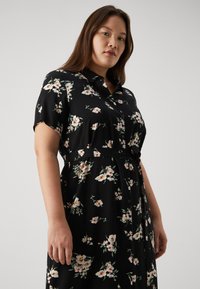 Vero Moda Curve VMCEASY LONG SHIRT DRESS - Abito a camicia - black