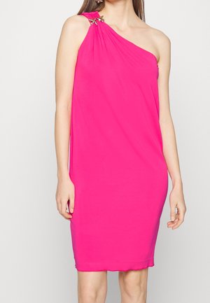 Fuchsia enaxlad klänning gjord av mjukt tyg, med en draperad design och dekorativa metallaccent på axeln.