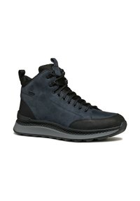 Scarpe da hiking alte in blu navy e nero, con tomaia in suede, suola in gomma testurizzata e punta rinforzata, complete di lacci coordinati.