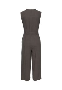 Mouwloze donkergrijze jumpsuit met wijde benen, een ceintuur in de taille en rugplooidetail, weergegeven vanaf de achterkant op een witte achtergrond.