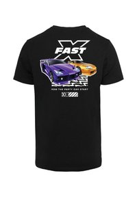 Sort bomulds t-shirt med grafisk print af en lilla og en orange bil på ryggen, med teksten "FAST X" og "NU KAN FESTEN STARTE".