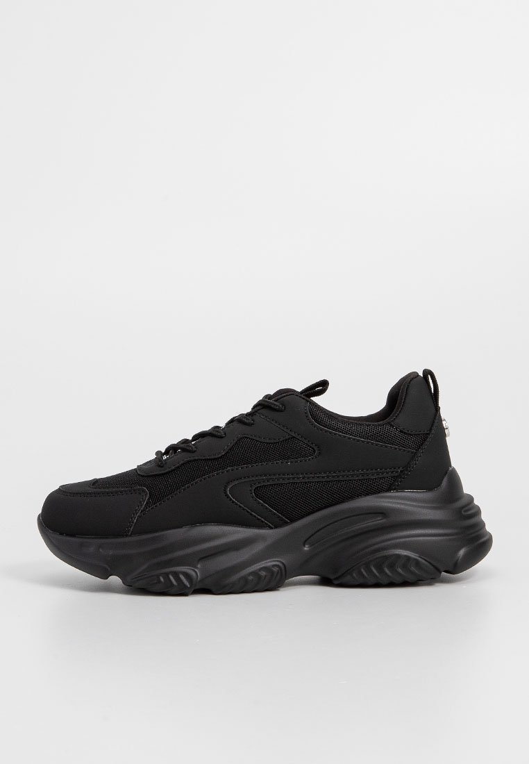 Czarne sportowe sneakersy z teksturowaną siateczką, solidną gumową podeszwą i subtelnymi detalami przeszycia. Okrągły czubek i sznurowany design.