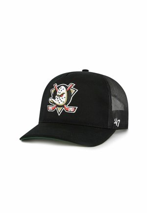 Casquette de baseball noire en mesh avec un logo brodé représentant un masque de hockey blanc et deux crosses de hockey rouges croisées à l'avant.