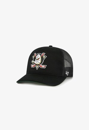 Casquette de baseball noire en mesh avec un logo brodé représentant un masque de hockey blanc et deux crosses de hockey rouges croisées à l'avant.