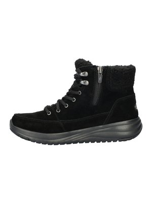 Zwarte suède winterlaars met een dikke profielzool, veters aan de voorkant, een ritssluiting aan de zijkant en een fleece voering rond de enkel.