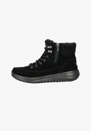 Sort vinterstøvle i ruskind med kraftig sål, snørelukning foran, lynlås i siden og fleecet foring rundt anklen.