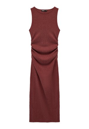 Ermeløs, knælængde tekstureret kjole i dyb rødbrun med indsamlet rynkning ved taljen og rund halsudskæring.