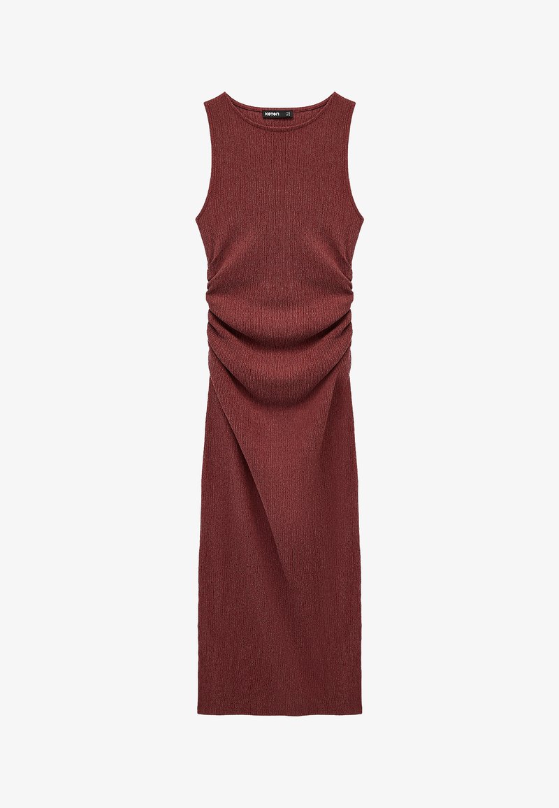 Robe texturée sans manches, longueur au genou, en bordeaux profond avec fronces rassemblées à la taille et col rond.