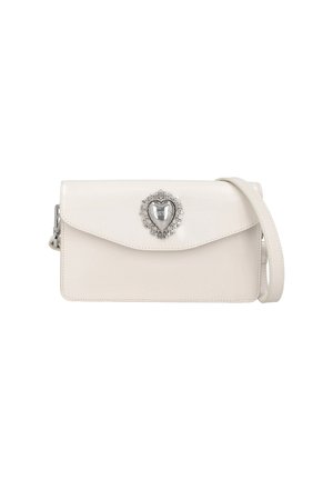 Borsa a tracolla bianca in pelle con chiusura a patta, caratterizzata da un'elegante decorazione a forma di cuore in argento circondata da strass. Texture liscia.