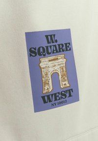 Hvidt stof med et blåt rektangulært design, der har "W. SQUARE" i fede sorte bogstaver, "WEST" nedenfor i sort, samt en illustration af en bue i guld.
