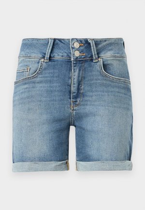 Modri jeans kratke hlače z zavihanimi robovi, zapiranjem na dvojni gumb, zanke za pas in sprednjimi žepi na belem ozadju.