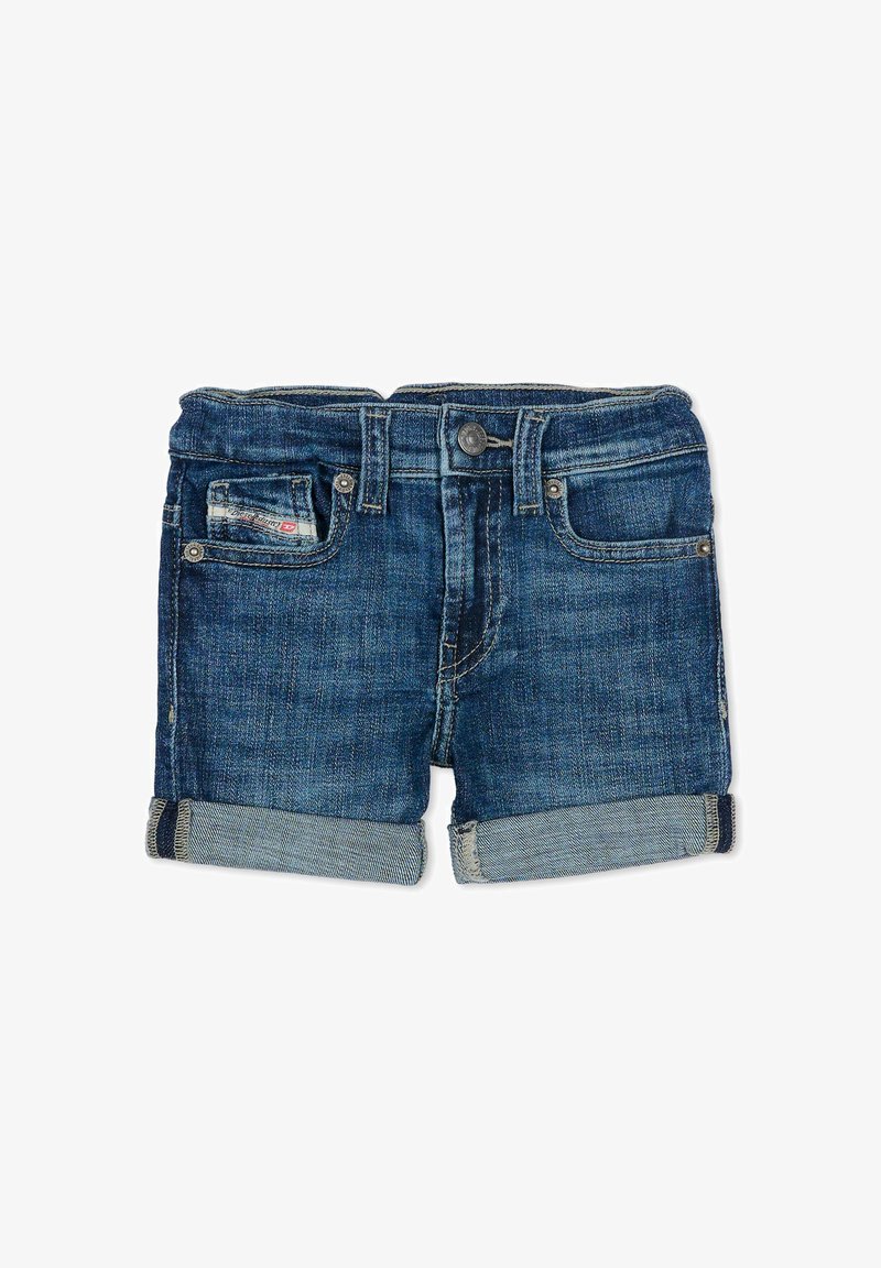 Shorts en denim bleu foncé avec un design classique. Ils comportent une fermeture à bouton, quatre poches et des ourlets retroussés pour un détail supplémentaire.