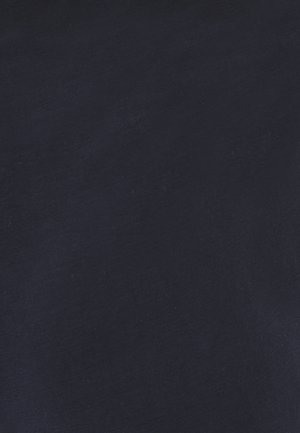 Textura de tela negra sólida con un patrón sutil de tejido y sombreado ligero.