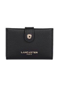 Portefeuille en cuir noir texturé avec quincaillerie dorée, doté d'une fermeture à pression et du nom de la marque "Lancaster Paris" embossé sur le devant.