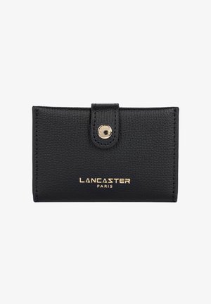 Portefeuille en cuir noir texturé avec quincaillerie dorée, doté d'une fermeture à pression et du nom de la marque "Lancaster Paris" embossé sur le devant.