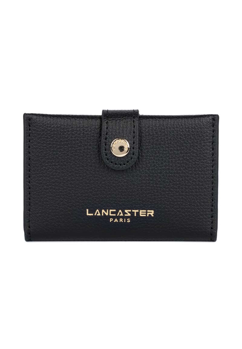 Portefeuille en cuir noir texturé avec quincaillerie dorée, doté d'une fermeture à pression et du nom de la marque "Lancaster Paris" embossé sur le devant.