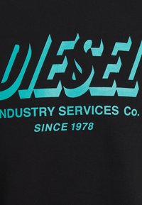 Černé tričko s výrazným tyrkysovým textem "DIESEL INDUSTRY SERVICES Co." a "SINCE 1978" v moderním písmu.