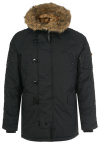 Parka nera con cappuccio foderato in finta pelliccia, dotata di diverse chiusure a bottoni, tasche laterali e un emblema sulla manica.