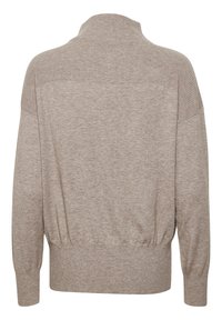 Brun stickad tröja med hög krage och ribbad textur vid axlarna och ärmsluten. Löst passform med elasticitet i midjan vid fållen.