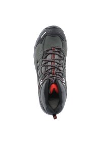 Chaussure de randonnée noire et grise avec des panneaux en mesh et des accents rouges. Elle dispose d'une semelle en caoutchouc texturé, d'un embout renforcé et d'un design à lacets.