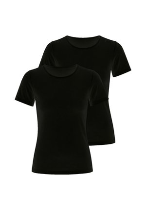 Zwei schlichte schwarze T-Shirts mit kurzen Ärmeln und Rundhalsausschnitt, eines leicht vor dem anderen, auf weißem Hintergrund gezeigt.