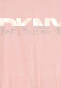 Roze katoenen T-shirt met groot "DKNY" logo in het wit, versierd met zilveren studs, met een gladde textuur en een relaxte pasvorm.