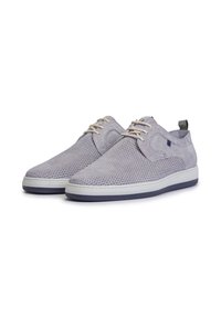 Baskets en mesh violet clair avec un dessus texturé, bout rond, design à lacets et semelle intermédiaire blanche contrastante. Présente une languette au niveau du talon.