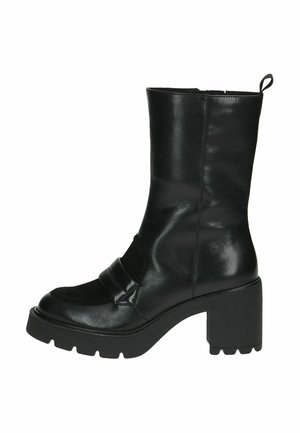 Bottines en cuir noir avec un talon bloc chunky, un panneau élastique sur le côté et un design de bout plat avec des accents texturés sur le dessus.