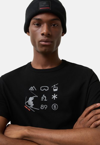 Czarny t-shirt z krótkim rękawem z srebrnymi grafikami gór, gogli narciarskich, postaci narciarskiej oraz nazwą marki „FIRE+ICE” w kolorze czerwonym.