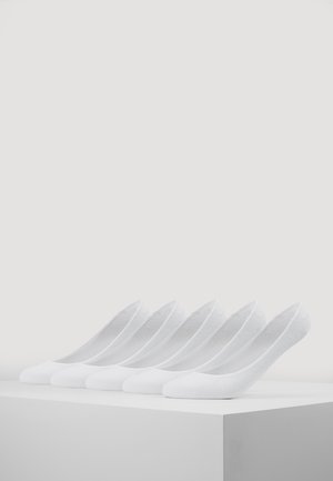 Chaussettes blanches de cheville présentées en rang, affichant une texture lisse et un design bas pour une visibilité minimale lorsqu'elles sont portées.