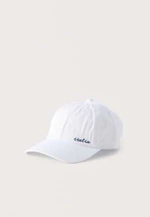 Witte baseballpet met gebogen klep en "italia" in kleine marineblauwe letters op het linker voorpaneel geborduurd.