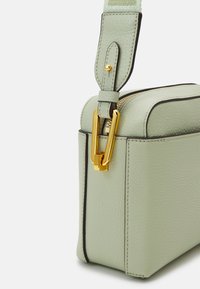 Coccinelle LIYA SIGNATURE - Skuldertasker - celadon green