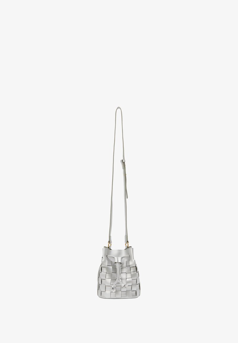 Borsa a secchiello intrecciata argento con chiusura a coulisse, tracolla regolabile e hardware color oro. Superficie testurizzata e design compatto.