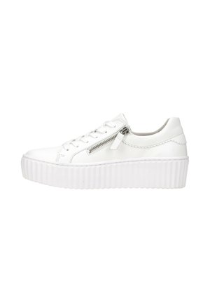 Witte sneakers met een gladde leren afwerking, voorzien van een vetersluiting aan de voorkant, een zijrits en een dikke, ribbelige platformzool.