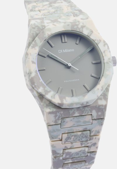 Polycarbonatuhr mit achteckiger Form, ausgestattet mit einem Tarnmuster in Grau und Grün. Hellgrau Zifferblatt mit Stundenmarkierungen und silbernen Zeigern.
