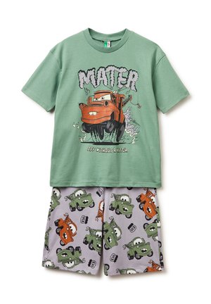 Grünes T-Shirt zeigt einen Cartoon-Abschleppwagen mit dem Schriftzug „Mater“, kombiniert mit grauen Shorts mit sich wiederholenden grünen und orangefarbenen Abschleppwagen-Motiven.