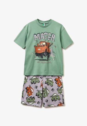 Grünes T-Shirt zeigt einen Cartoon-Abschleppwagen mit dem Schriftzug „Mater“, kombiniert mit grauen Shorts mit sich wiederholenden grünen und orangefarbenen Abschleppwagen-Motiven.