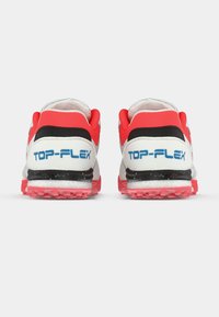 Bela in rdeča športna obutev z črnim poudarkom, oblazinjenim ovratnikom in teksturiranim podplatom. Na hrbtni strani je napisan "TOP-FLEX" v modrih črkah.