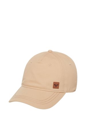 Gorra de béisbol de algodón beige con visera curva, detalles de costura y un pequeño parche de cuero marrón con un logo de corazón en la parte frontal.