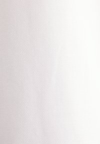 Witte stof met een fijn, gestructureerd patroon. Zachte textuur en gladde oppervlakte met een minimalistisch ontwerp. Geschikt voor verschillende toepassingen.