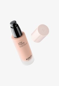 Flacon de fond de teint lumineux hydratant 24H Love Fusion de KIKO Milano avec pompe noire et bouchon beige clair séparé sur fond blanc.