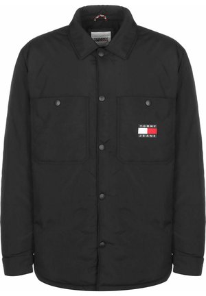 Schwarze Jacke mit Knöpfen und zwei Brusttaschen vorne, eine davon mit einem Tommy Jeans-Logo in Rot, Weiß und Marineblau.