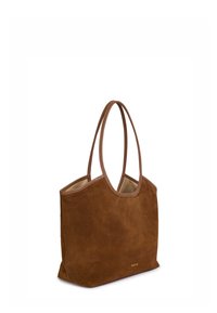 Sac fourre-tout en daim marron avec des accents en cuir lisse, ouverture sur le dessus, deux poignées allongées et un détail de logo discret sur le côté.
