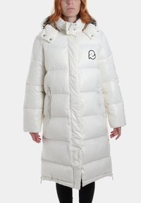 Cappotto piumino bianco con finitura lucida, tasche con zip e logo ricamato. Presenta un colletto alto e un design oversize.