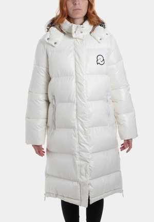 Cappotto piumino bianco con finitura lucida, tasche con zip e logo ricamato. Presenta un colletto alto e un design oversize.
